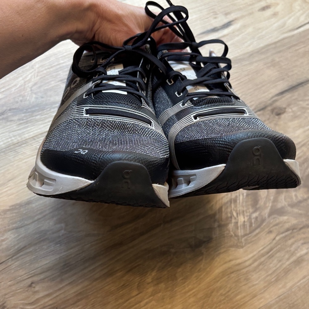 On Cloud Men's Black and Gray Athletic Shoes 9.5 - Picture 6 of 8